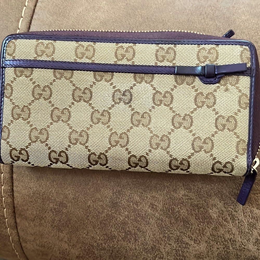 Gucci wrap around zipper wallet